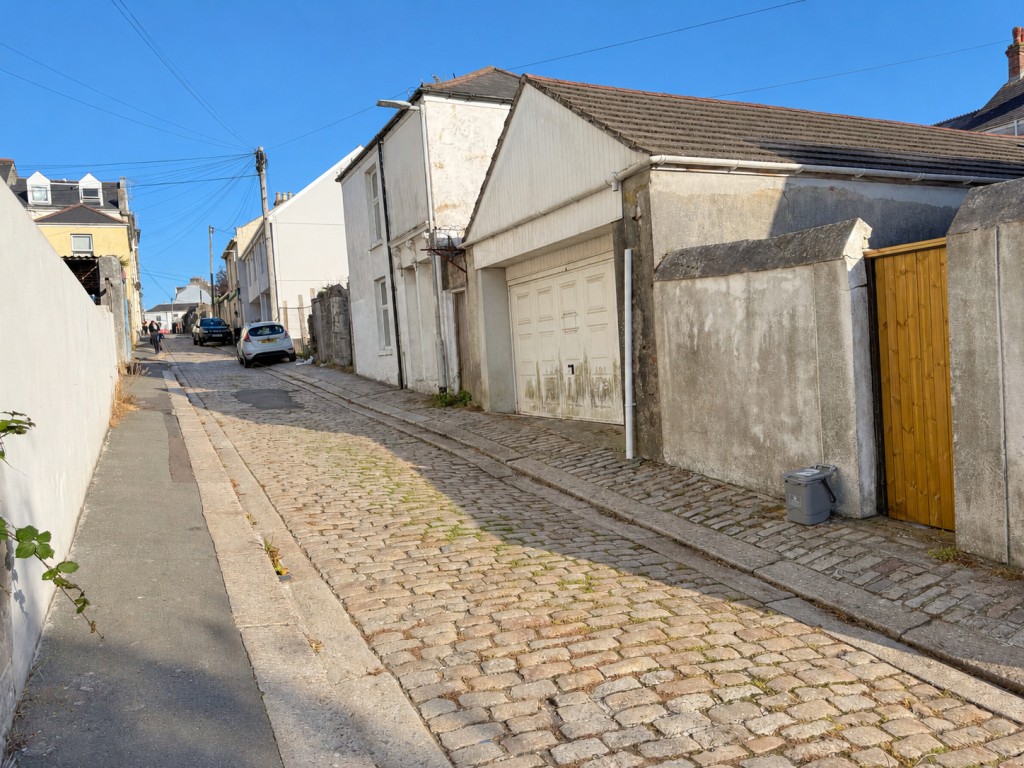 Lot: 104 - TWO FREEHOLD HMO PROPERTIES CLOSE TO DEVONPORT DOCKYARD - Rear Lane with Garage